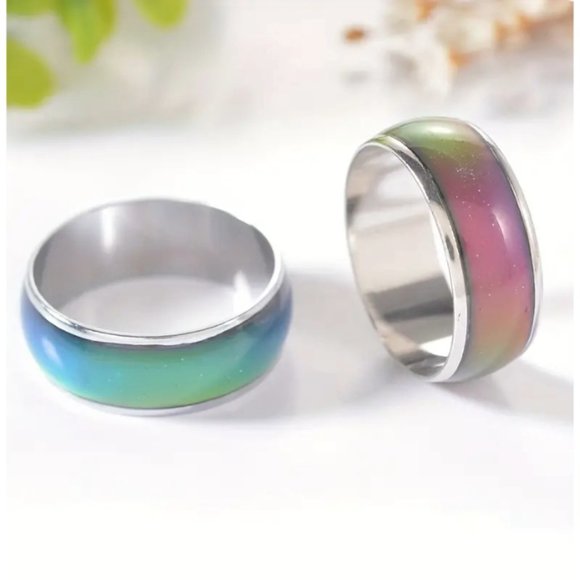 Beautiful Mood Rings with 12 Changing Colors (Sizes #6-11) - Picture 9 of 10
